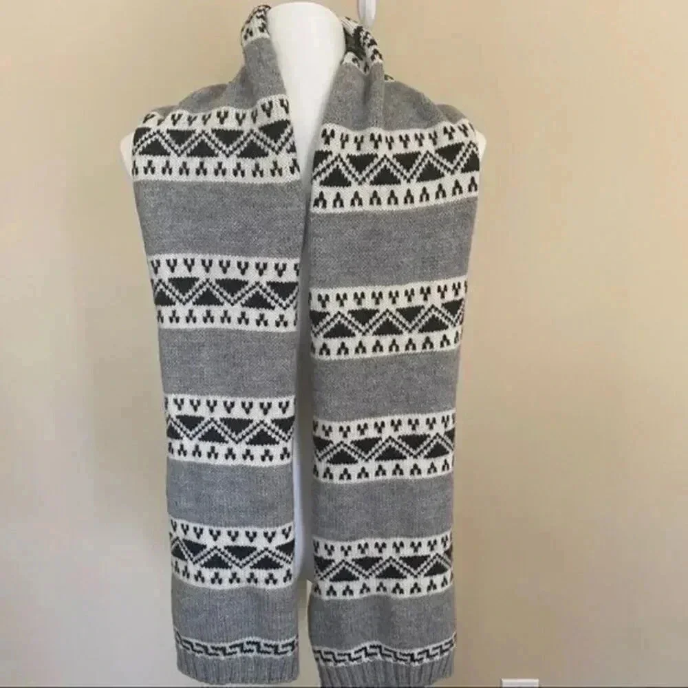 Gray/white pattern scarf